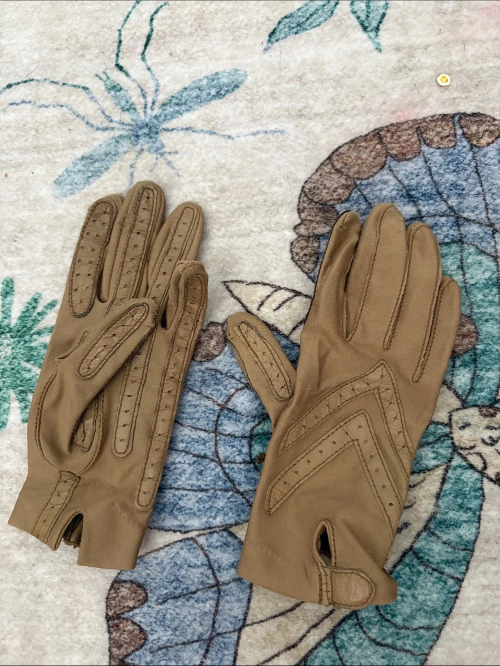 Classic Tan Leather Driving Gloves for Women